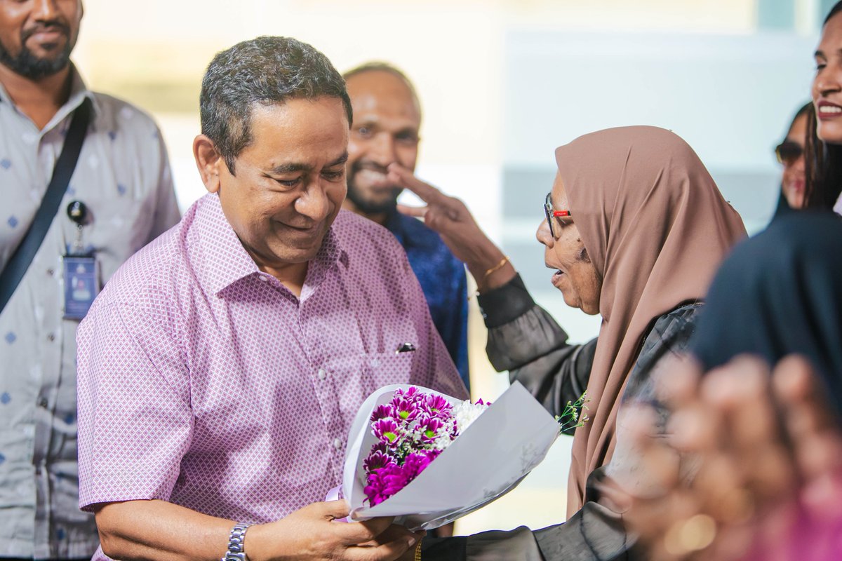 PNFront's tweet photo. ރައީސް ޢަބްދުﷲ ޔާމީން ޢަބްދުލްޤައްޔޫމް މިއަދު އައްޑޫ ސިޓީއަށް ކުރެއްވި ޒިޔާރަތުގައި، އެ ސިޓީގެ ގިނަ އަދަދެއްގެ ރައްޔިތުން ނުކުމެ އެމަނިކުފާނަށް ވަރަށް ހޫނު މަރުޙަބާއެއް ދަންނަވައިފިއެވެ. https://t.co/eKRo2h7BzJ