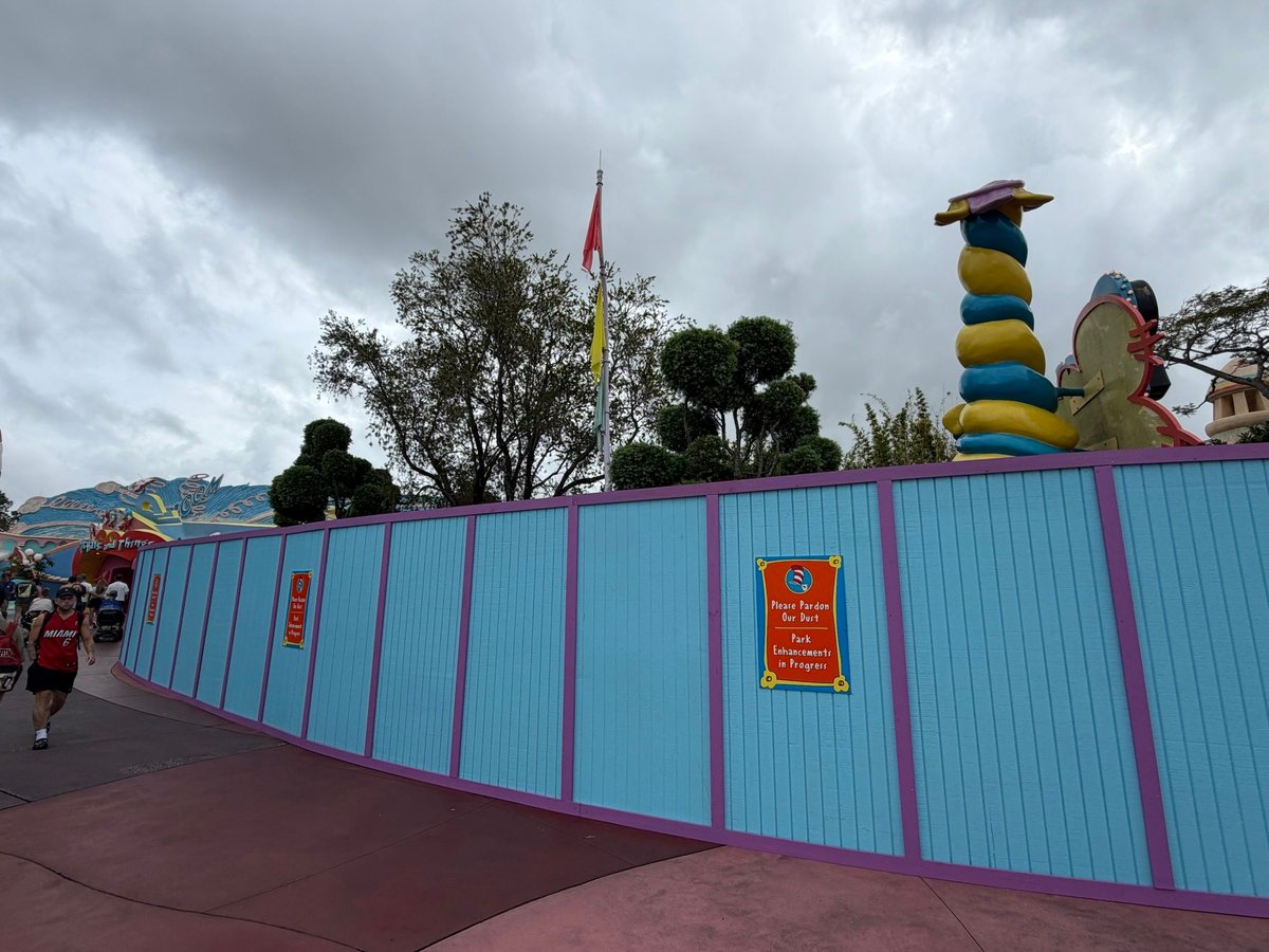 insideuniversal's tweet photo. The entire right side of the Seuss Landing entrance, including McElligot’s Pool, has been walled off for refurbishment. @UniversalORL https://t.co/qvcHkCs2j7