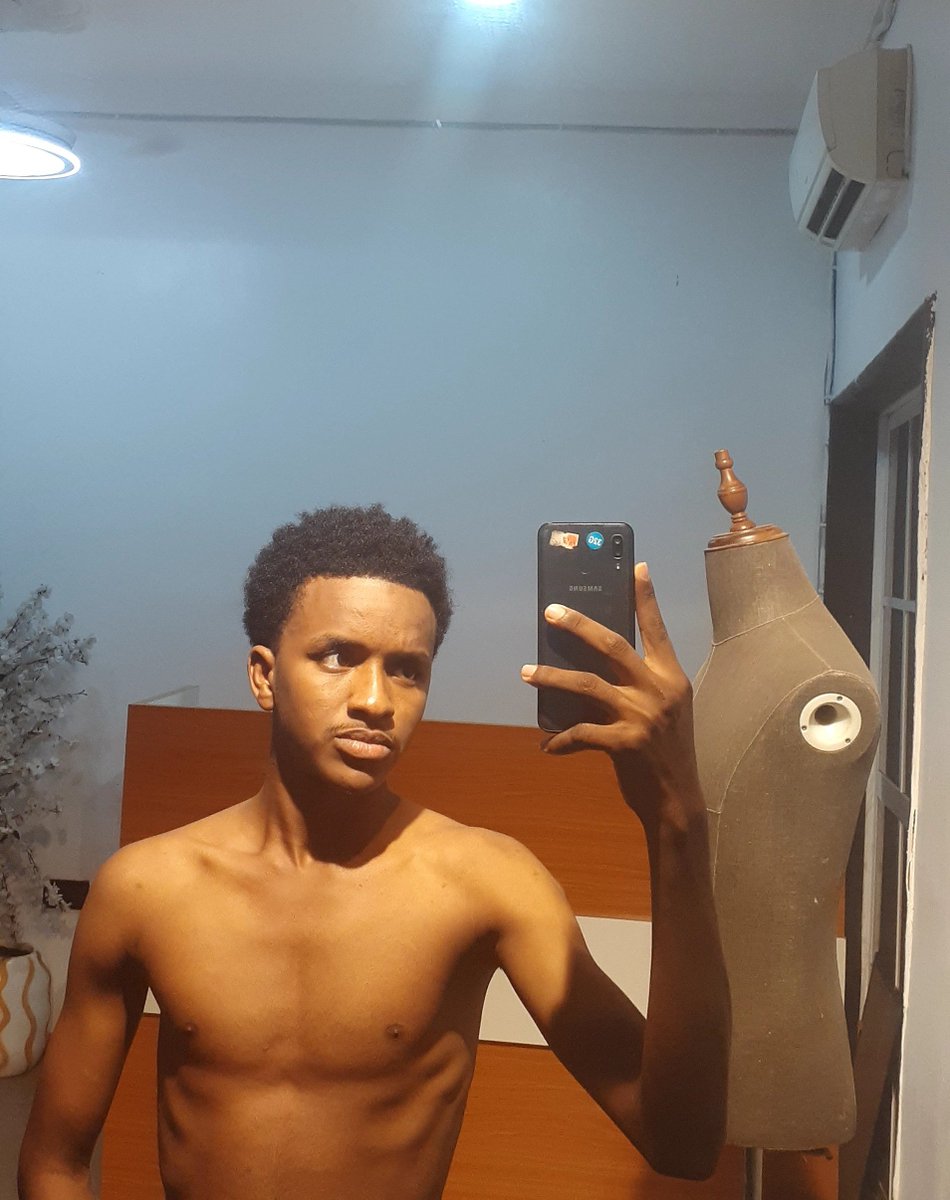 Ehm0by's tweet photo. @vickyovez I don know who slim pass between me and you😂💔 https://t.co/YO0zAkLDw5
