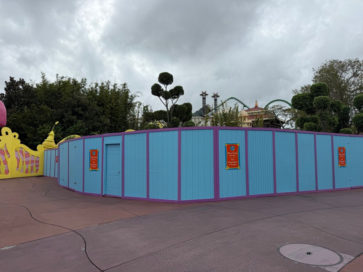 insideuniversal's tweet photo. The entire right side of the Seuss Landing entrance, including McElligot’s Pool, has been walled off for refurbishment. @UniversalORL https://t.co/qvcHkCs2j7