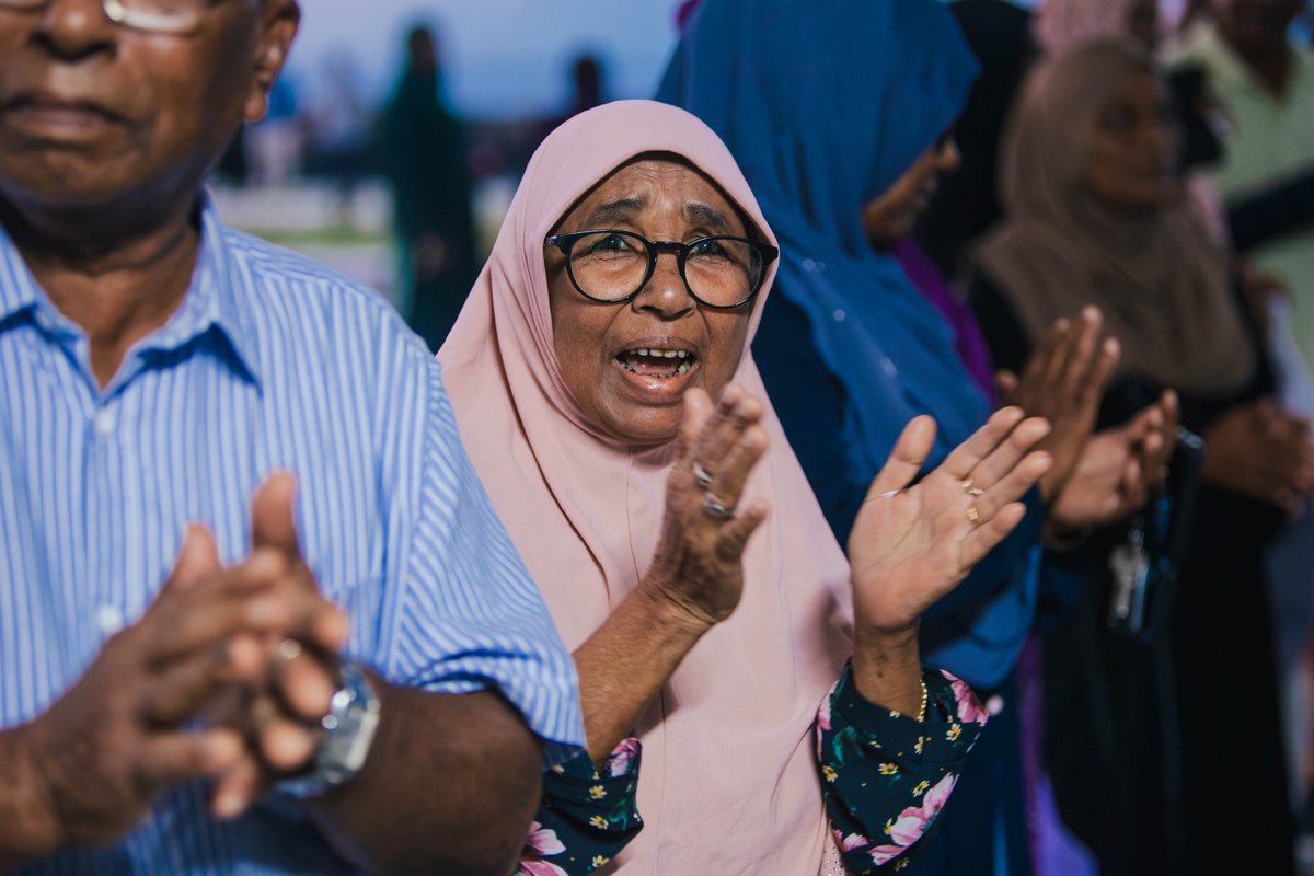 PNFront's tweet photo. ރައީސް ޢަބްދުﷲ ޔާމީން ޢަބްދުލްޤައްޔޫމް މިއަދު އައްޑޫ ސިޓީއަށް ކުރެއްވި ޒިޔާރަތުގައި، އެ ސިޓީގެ ގިނަ އަދަދެއްގެ ރައްޔިތުން ނުކުމެ އެމަނިކުފާނަށް ވަރަށް ހޫނު މަރުޙަބާއެއް ދަންނަވައިފިއެވެ. https://t.co/eKRo2h7BzJ