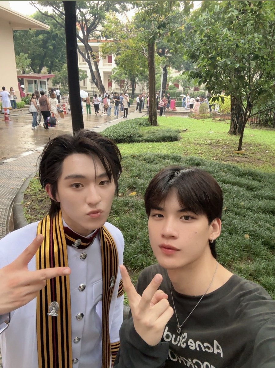 JAONORTHiom's tweet photo. Congrats kub p 💐🎊

KONGJIRO GRAD DAY
#ก้องภพจบแล้วจ้า
#kongjiro https://t.co/nXnvzBMAjb