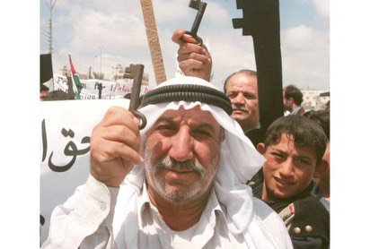 Iman4ii's tweet photo. Palestinians carried the keys to their homes after being displaced during the 1948 Nakba, hoping to return one day. 🇵🇸 https://t.co/RwPgZb1H9d