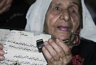 Iman4ii's tweet photo. Palestinians carried the keys to their homes after being displaced during the 1948 Nakba, hoping to return one day. 🇵🇸 https://t.co/RwPgZb1H9d