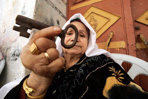 Iman4ii's tweet photo. Palestinians carried the keys to their homes after being displaced during the 1948 Nakba, hoping to return one day. 🇵🇸 https://t.co/RwPgZb1H9d