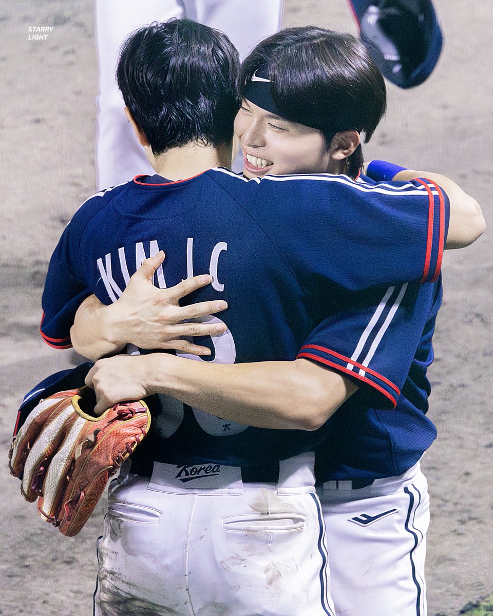 shining_1158's tweet photo. 지찬선수 2년 차 때, 어떤 고교 야구 선수가 롤모델로 지찬선수를 꼽았던 적이 있는데…
그 후배가 바로 준재선수였음!!
지찬선수를 보고 자란 후배가 함께 국가대표가 되고, 금메달까지 같이 걸게 된게 너무 감동적임 ｡ﾟ(ﾟ´D｀ﾟ)ﾟ｡
(그나저나 둘이 키 다시 재자)

#김지찬 #정준재 https://t.co/sFTM5pFGhT