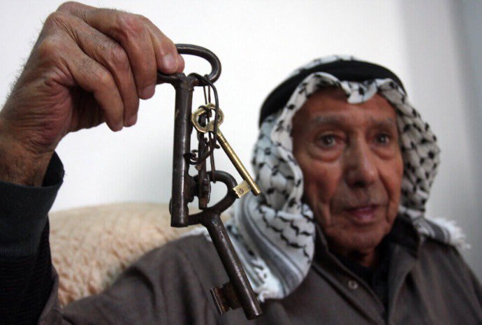 Iman4ii's tweet photo. Palestinians carried the keys to their homes after being displaced during the 1948 Nakba, hoping to return one day. 🇵🇸 https://t.co/RwPgZb1H9d