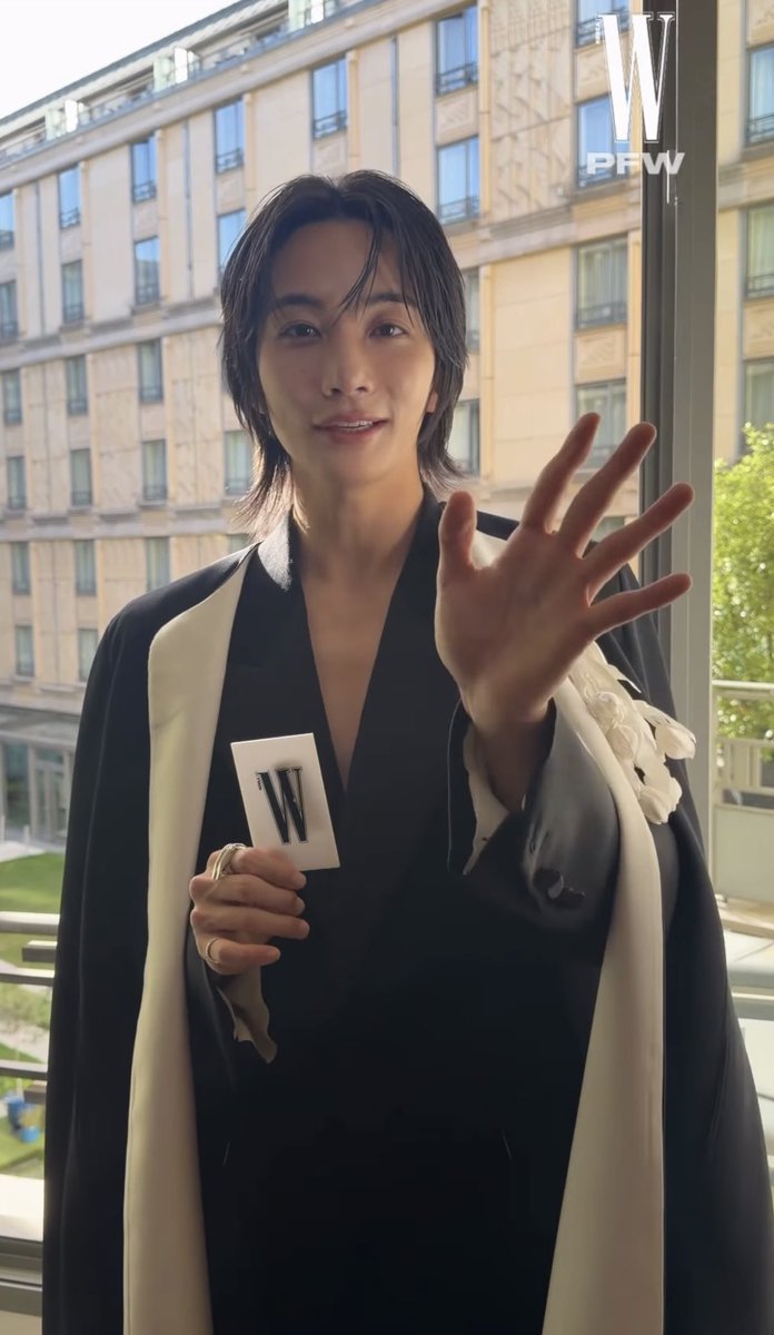 wonubliss's tweet photo. JEONGHAN AT GIVENCHY PFW 

#JEONGHANxGIVENCHY #GivenchySS27
#ParisFashionWeek @pledis_17 @givenchy https://t.co/C1s6j6s4DI