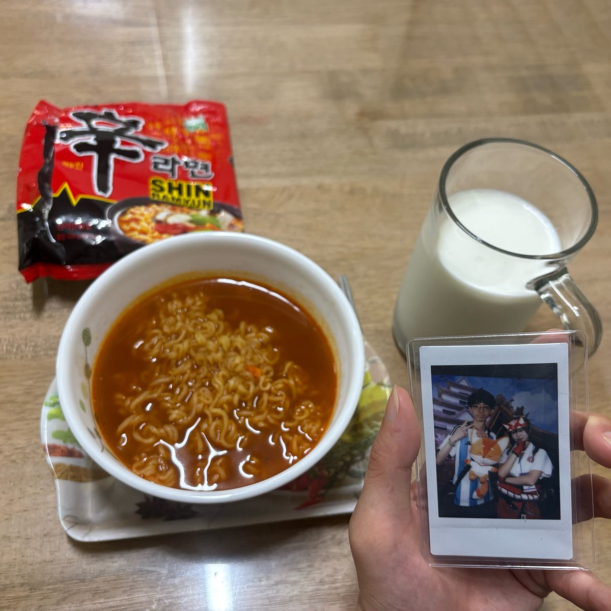 Shiroko_Lee_99's tweet photo. 過去の秋夕連休初日の朝食
韓国内需版 ハラール 辛ラーメン
韓国のオーバーウォッチ キリコ コスプレイヤーさんとの撮影された フィルムを持って 
チェキ飯しました https://t.co/5cryBynLfy
