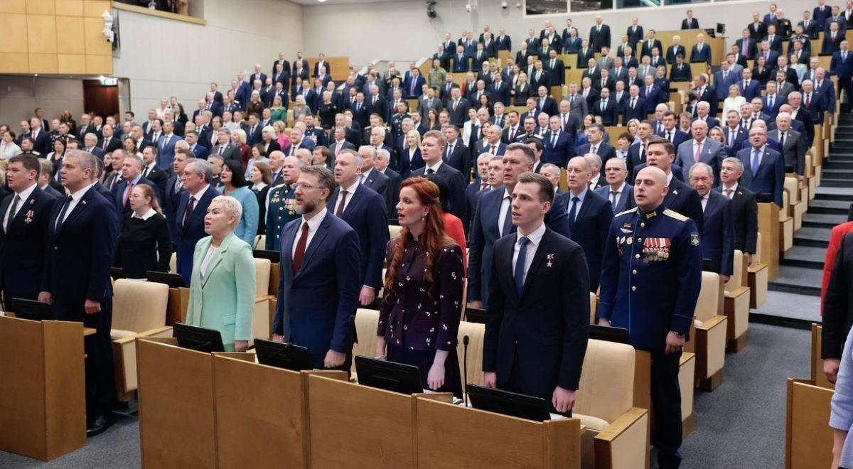 BlackSkyINFO's tweet photo. The Wartime Duma: 349 Seats for United Russia and the First Deputies from Occupied Ukrainian Territories

The State Duma of the 9th convocation convened on September 30, ten days after voting concluded—the shortest interval between an election and the inaugural parliamentary session in modern Russian history. While the Russian Constitution specifies the 30th day for an opening sitting, Vladimir Putin exercised presidential prerogative to convene the chamber ahead of schedule.

United Russia secured a historic record of 349 out of 450 seats, cementing a dominant constitutional supermajority. For the first time, deputies elected from the Russian-occupied territories of Donetsk, Luhansk, Zaporizhzhia, and Kherson oblasts took seats in the federal assembly. All represent the ruling party.

Serhiy Arbuzov, who served as Ukraine's acting prime minister during the Euromaidan protests in early 2014, secured a seat on the A Just Russia list. Arbuzov remains on Ukraine's wanted list in connection with the large-scale misappropriation and embezzlement of state funds.

The reported volume of combatants entering the legislature shifted repeatedly until faction rosters were finalized. The secretary of United Russia’s General Council initially cited 86 participants, later revising the count to 49. The party ultimately certified 50 participants of the "special military operation" within its faction, while the Central Election Commission logged 46 participants and veterans. An investigation by independent outlet Meduza revealed that multiple candidates framed by the ruling party as front-line veterans were career civil servants, incumbent deputies, and regional politicians with non-combatant status.

Systemic anti-war opposition was systematically suppressed. Yabloko, which campaigned on a peace platform, was barred from fielding a federal party list following a Supreme Court ruling. On September 29, police drafted an administrative offense protocol against party chairman Nikolai Rybakov for "petty hooliganism" after he wrote slogans including "For peace" and "For a ceasefire agreement" on his ballots. He faces a financial penalty or up to 15 days of administrative detention.

For comprehensive analysis—including the 57 mandate withdrawals from United Russia's federal slate, among them Foreign Minister Sergei Lavrov and Moscow Mayor Sergei Sobyanin—see the full report on Blacksky:
https://t.co/Dn7tYzljKV

@KremlinRussia @KremlinRussia_E @dumagovru
#Russia #Duma #Putin #elections #propaganda #war #Ukraine #geopolitics