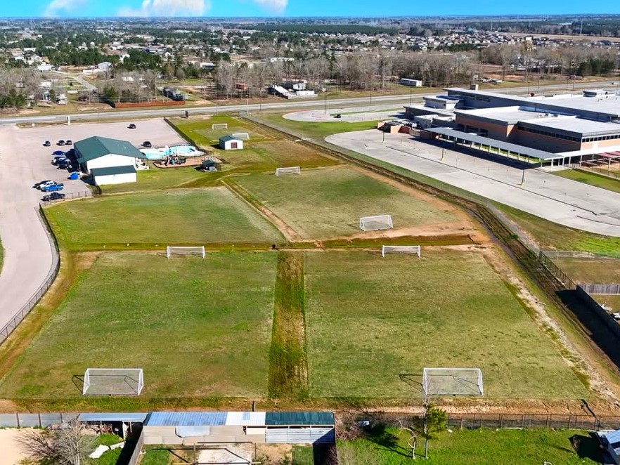 ColonyRidgeTX's tweet photo. ⚽🔥 Soccer is a huge part of our community

🏟️ Spaces where the game never stops
👨‍👩‍👧‍👦 Families spending time together
🤝 Friends becoming teammates

Because living here means staying active and connected 💥

#SantaFeNorthHouston #ColonyRidge #HoustonTX #SoccerLife #YouthSports #ColonyRidgeCommunities #soccer #soccerfields #soccerlove
