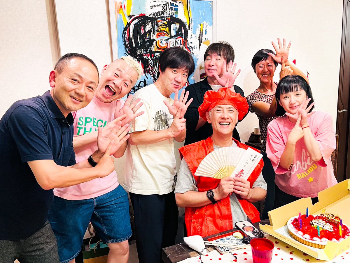 keisukehoribe's tweet photo. 過日、今年も催されました
#ドーバー海峡横断部 の会。
今年は #28周年 !
そしてなんと、ボクの #還暦祝い もして頂きました♪
部のグループLINE内で、わざわざボクの為に集合時間を遅めに伝えて、到着するなりクラッカーで迎えて頂き…もう、本当に感激しました(//∇//)♪
更に #ケーキ と #プレゼント もご用意頂いて。
誕生日から半年ほど経っていたこともあり、まさかまさかのサプライズ。
嬉しくも照れくさくもありつつ、最高に幸せな、忘れられない日になりました。
来年以降も、順番に還暦を迎えるメンバーがいます。
一緒にお祝いできることが、とても楽しみです。
年齢を重ねて、こういう楽しみや喜びがあるとは、想像していませんでした。
こうなるとその先の #古希 や #傘寿 や #卒寿 もお祝いしていきたいなぁ、なんて。
それには健康でいなければなりませんね。
因みに100歳のお祝いは #百賀 なんですね。百寿じゃないんだ…知りませんでした。
ドーバー部の皆さま、本当にありがとうございました！

#内村光良
#濱口優
#神尾米
#藤井貴彦
#ウド鈴木
#千秋
#篠宮浩司
#ウリナリ！
#日本テレビ