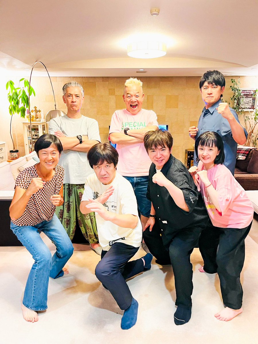 keisukehoribe's tweet photo. 過日、今年も催されました
#ドーバー海峡横断部 の会。
今年は #28周年 !
そしてなんと、ボクの #還暦祝い もして頂きました♪
部のグループLINE内で、わざわざボクの為に集合時間を遅めに伝えて、到着するなりクラッカーで迎えて頂き…もう、本当に感激しました(//∇//)♪
更に #ケーキ と #プレゼント もご用意頂いて。
誕生日から半年ほど経っていたこともあり、まさかまさかのサプライズ。
嬉しくも照れくさくもありつつ、最高に幸せな、忘れられない日になりました。
来年以降も、順番に還暦を迎えるメンバーがいます。
一緒にお祝いできることが、とても楽しみです。
年齢を重ねて、こういう楽しみや喜びがあるとは、想像していませんでした。
こうなるとその先の #古希 や #傘寿 や #卒寿 もお祝いしていきたいなぁ、なんて。
それには健康でいなければなりませんね。
因みに100歳のお祝いは #百賀 なんですね。百寿じゃないんだ…知りませんでした。
ドーバー部の皆さま、本当にありがとうございました！

#内村光良
#濱口優
#神尾米
#藤井貴彦
#ウド鈴木
#千秋
#篠宮浩司
#ウリナリ！
#日本テレビ