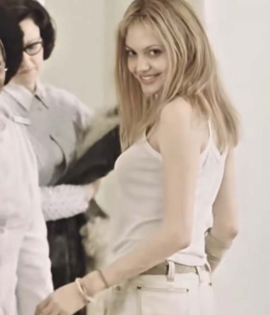 cx_0559's tweet photo. angelina jolie was so fucking thinspo in this movie https://t.co/yEekI0WwaU