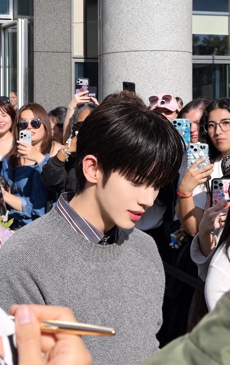 Landomee_'s tweet photo. No one in this world could ever compare to your beauty. 🥹✨😭 

PARK SIWOO AT LANVIN PFWSS27 #PARKSIWOOXLANVIN
#LANVINPFWSS27
#PARKSIWOO https://t.co/l8ms9JBQqu