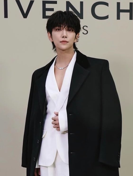 H4NISHU's tweet photo. givenchy styled them really well 🙂‍↕️ https://t.co/lhSiz6ae5J