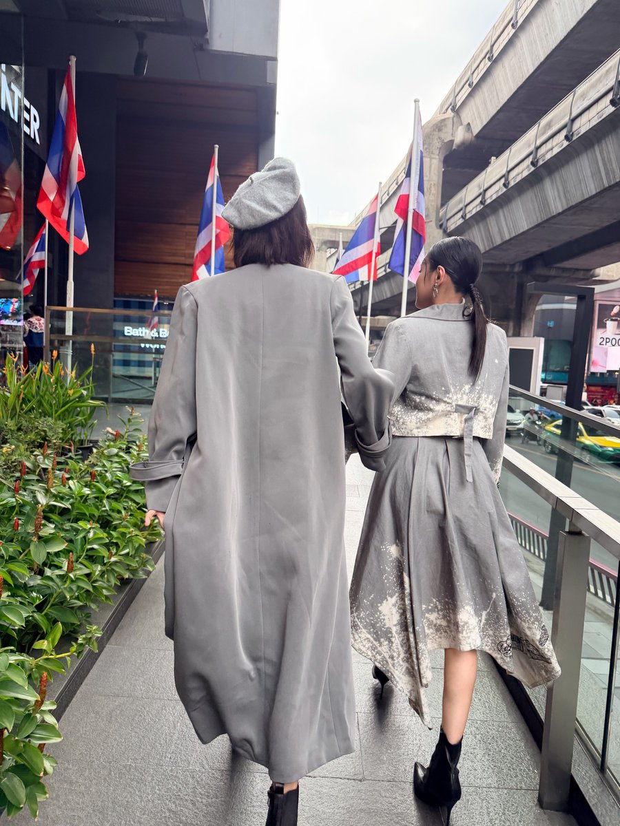 YesMaybeNoOFC's tweet photo. ขอพี่จับแขนน้องเดินหน่อยน้าา..🤭💕
//พี่แอดรับบทปาปารัสซี่ Day1
#YESmaybeNO
#เหมือนจะใช่เมื่อใจมีรัก
#TanZanook
#tanthanatcha #zanooknadnada https://t.co/bLpBhhr3SO