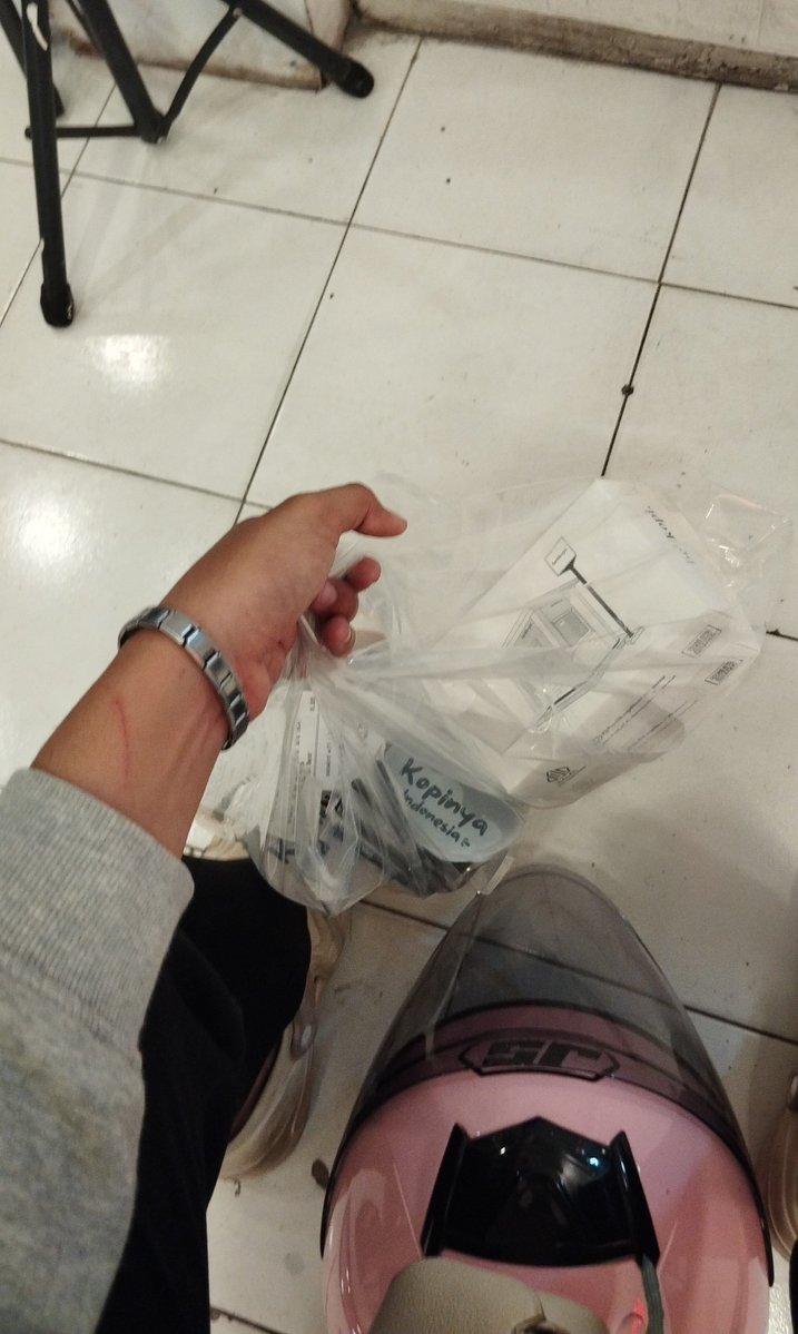 anakhitler99's tweet photo. Hidup isinya kok cuman sedih ma jajan🗿 https://t.co/f8iHkoB3hG
