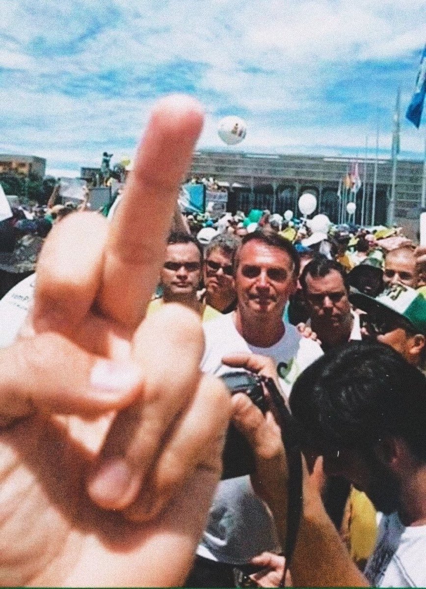 orenansoueu's tweet photo. e pensar que a foto mais icônicas dos bozonaro é essa kkkk https://t.co/j4MNxSr3Pq