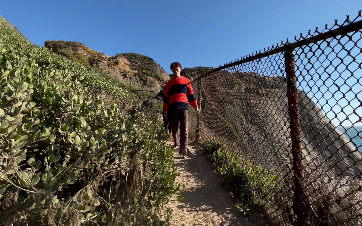 lee_krix827's tweet photo. Climbed a steep slope, carefully stepped on the stone ledge, got the cool work communication message, saw a drink cup, and caught a great video at the scenic spot.， https://t.co/x5z8DKzgZT