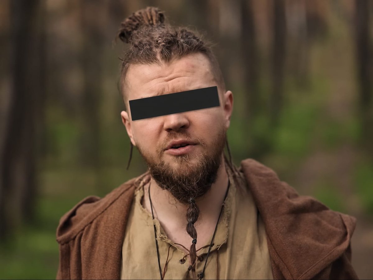 kgonciarz's tweet photo. Sylwester W. podejrzany o przestępstwa seksualne. Usłyszał zarzuty, grozi mu do 8 lat więzienia.

Jak przekazał rzecznik Prokuratury Okręgowej w Płocku, Prokuratura Rejonowa w Mławie prowadzi śledztwo przeciwko Sylwestrowi W., popularnemu youtuberowi.

Sylwester W. usłyszał zarzuty z art. 197 § 2 Kodeksu karnego, dotyczące doprowadzenia innej osoby do poddania się innej czynności seksualnej albo wykonania takiej czynności.

Sprawa dotyczy głośnego filmu „Boobsman” z 2013 roku. Sylwester W. podchodził w nim na ulicy do przypadkowo spotkanych kobiet i łapał je za piersi, przedstawiając akcję jako promocję profilaktyki raka piersi. Wszystko nagrywał, a następnie opublikował w internecie. Wizerunki kobiet pokazano bez cenzury, dzięki czemu były one na nagraniu rozpoznawalne.

Według śledczych pokrzywdzonych może być nawet kilkanaście kobiet. Dwie z nich udało się już zidentyfikować.

Śledztwo prowadzone jest obecnie do połowy października. Do tego czasu prokuratura będzie musiała zdecydować, czy je przedłużyć, czy zakończyć postępowanie i skierować do sądu akt oskarżenia.

Za czyn z art. 197 § 2 k.k. grozi kara od 6 miesięcy do 8 lat pozbawienia wolności.