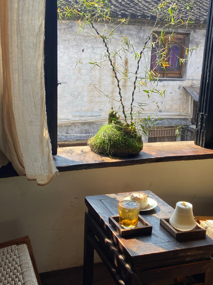 i_nagle_905's tweet photo. [Brewed a soothing cup of tea, sat by the window with a round curtain hanging—what a cozy, slightly weary evening vibe!] https://t.co/OrZ7M1XT6L