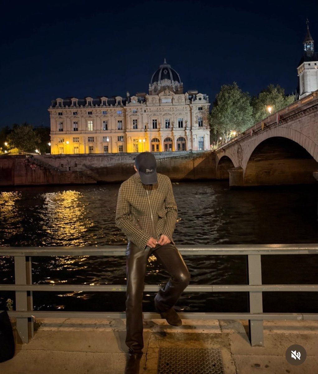 hyltceles's tweet photo. El concepto de Hyunjin poniendo como descripción “Usando lo que amo, VIENDO LO QUE AMO”  EN PARIS y suba una foto en el mismo lugar donde estaba Felix, I’M SCREAMING https://t.co/DDZNxQSVeq