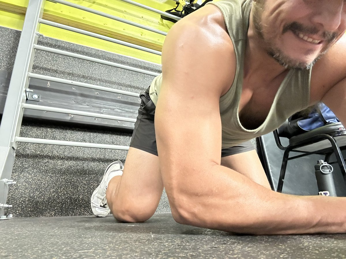 SpartanRob75's tweet photo. Elevated negative pushups working ur hero’s phenom chest &amp; tris!🥵 https://t.co/AtoOoojgkD