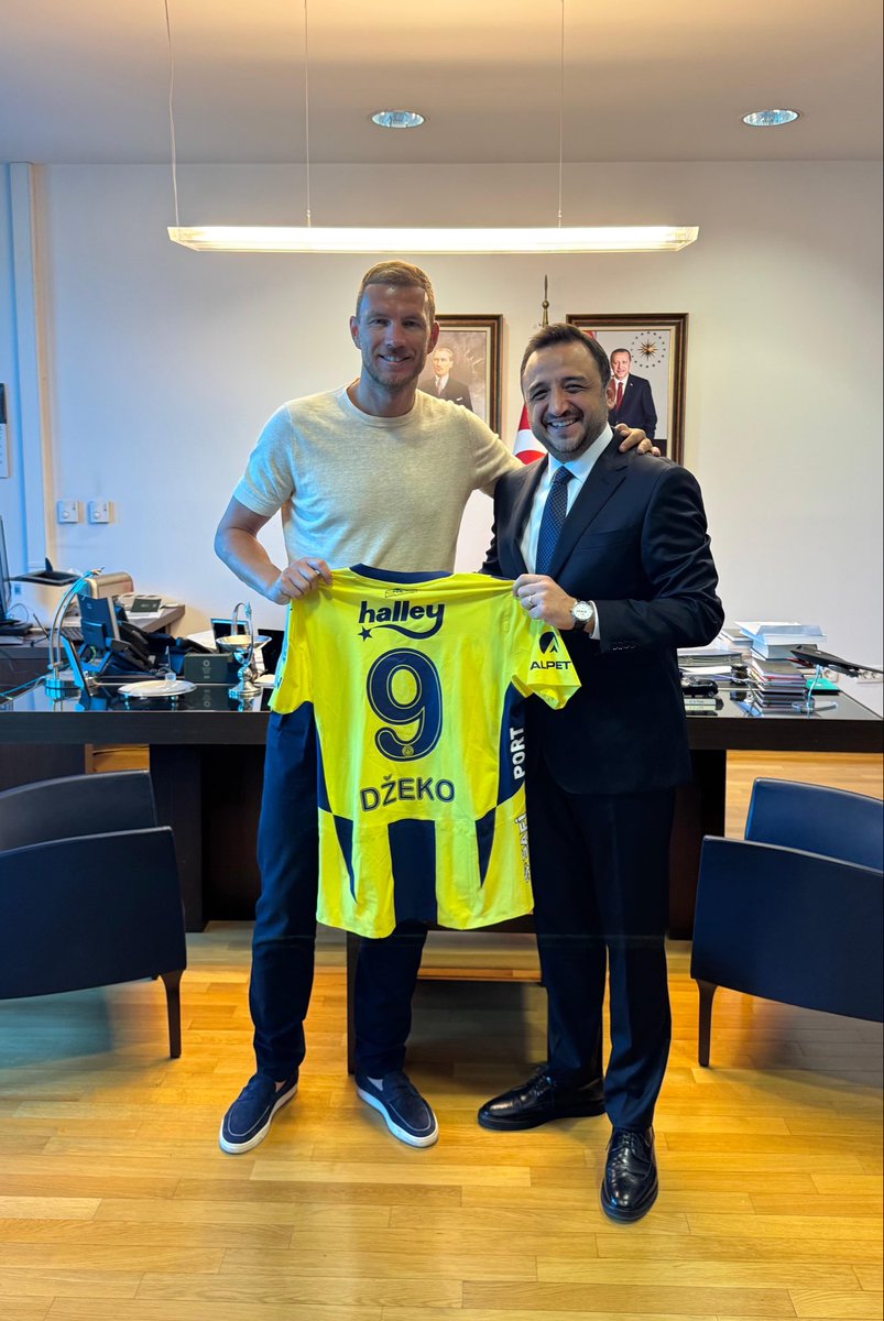 TC_SaraybosnaBE's tweet photo. Bu akşam son kez milli formayı giyecek olan Bosna-Hersek Futbol Milli Takımı Kaptanı, kıymetli dostumuz @EdDzeko’ya başarılar diliyoruz. Dünya futbol tarihinde müstesna bir yer edinen Kaptan Dzeko’nun hatırası, Türkiye ile Bosna-Hersek arasındaki sayısız kardeşlik bağlarından biri olarak daima hatırlanacaktır. Hvala, Dijamante! 🇹🇷🇧🇦

Želimo puno uspjeha našem dragom prijatelju Edinu Džeki, kapitenu fudbalske reprezentacije Bosne i Hercegovine, koji će večeras posljednji put nositi nacionalni dres. Kapiten Džeko, koji je osigurao istaknuto mjesto u historiji svjetskog fudbala, ostat će upamćen kao jedna od bezbrojnih spona bratstva između Turske i Bosne i Hercegovine. Hvala, Dijamante!🇹🇷🇧🇦