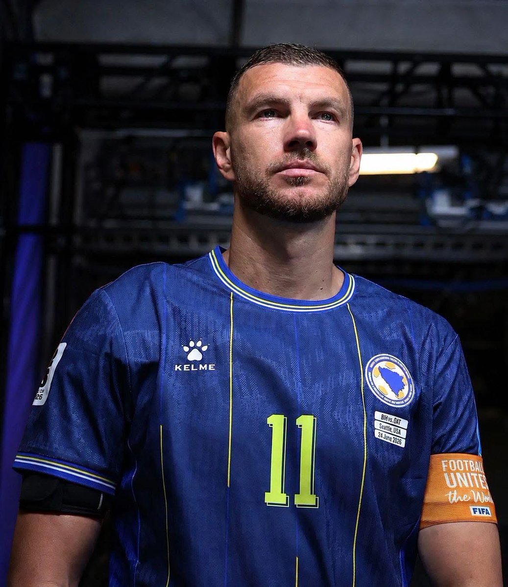 TC_SaraybosnaBE's tweet photo. Bu akşam son kez milli formayı giyecek olan Bosna-Hersek Futbol Milli Takımı Kaptanı, kıymetli dostumuz @EdDzeko’ya başarılar diliyoruz. Dünya futbol tarihinde müstesna bir yer edinen Kaptan Dzeko’nun hatırası, Türkiye ile Bosna-Hersek arasındaki sayısız kardeşlik bağlarından biri olarak daima hatırlanacaktır. Hvala, Dijamante! 🇹🇷🇧🇦

Želimo puno uspjeha našem dragom prijatelju Edinu Džeki, kapitenu fudbalske reprezentacije Bosne i Hercegovine, koji će večeras posljednji put nositi nacionalni dres. Kapiten Džeko, koji je osigurao istaknuto mjesto u historiji svjetskog fudbala, ostat će upamćen kao jedna od bezbrojnih spona bratstva između Turske i Bosne i Hercegovine. Hvala, Dijamante!🇹🇷🇧🇦