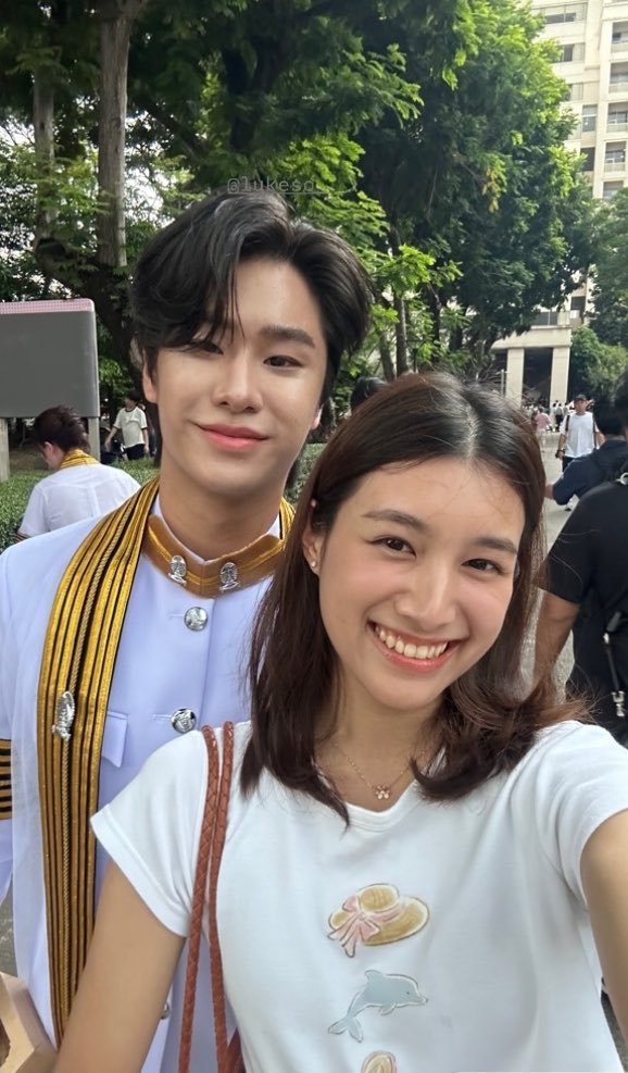 simbihnin04's tweet photo. how so cute 🫳

LUKE GRADUATION DAY

#CongratulationsLuke
#lukeso_ https://t.co/QRX7UOGccM