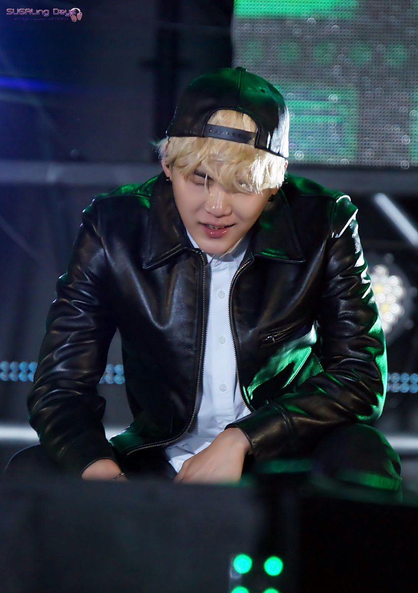 armygdala309's tweet photo. 151003 💛

#SUGA #슈가 #AgustD https://t.co/lpnlwmVKtt