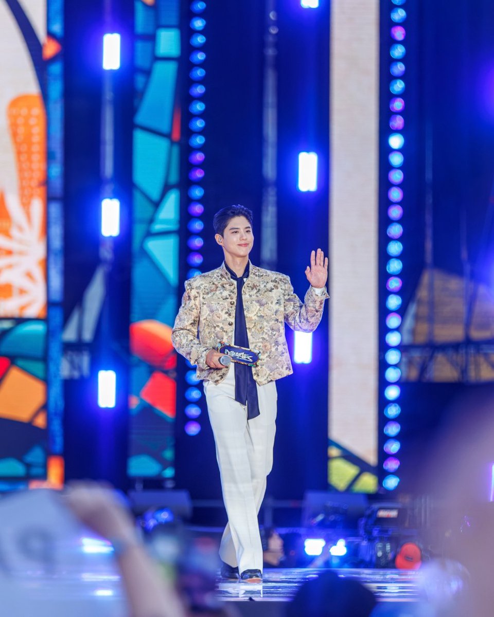 koreanpowerkpop's tweet photo. Nuestro MC favorito Park Bo-Gum parecía un príncipe 🩵✨

#MusicBankInBarcelona
📸 giselajane https://t.co/TI9vFZtI3I