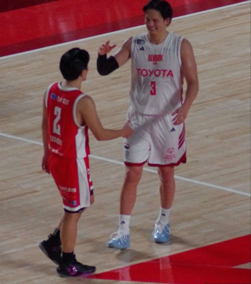 kiyo_saka2's tweet photo. 勝ちに等しい敗戦だと思う😭。

今日の必死さは、ホーム開幕戦でのブースターへの意思表示だと思うから🔥

チーム、そして選手にありがとうと言いたい。一緒に「てっぺん」目指します✈️⤴

両チーム、そしてブースターのみなさんお疲れさまでした👏

#千葉ジェッツ #chibajets #富樫勇樹  #テーブス海 https://t.co/4uxNgJQ6jE