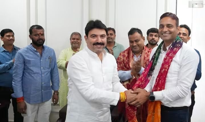 AdarshManiBjp's tweet photo. पूर्वांचल की माटी से निकलकर बिहार में बतौर आईएएस अधिकारी अपनी सेवाएं दे रहे श्री मिथिलेश कुमार मिश्र जी एवं सीआरपीएफ में कमांडेंट के रूप में राष्ट्रसेवा कर रहे श्री राकेश मिश्र जी का आज देवरिया स्थित मेरे आवास/ कार्यालय "माँ सरस्वती सेवा सदन" पर आत्मीय अभिनंदन एवं स्वागत किया। https://t.co/zTIhCE18IN
