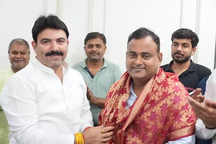AdarshManiBjp's tweet photo. पूर्वांचल की माटी से निकलकर बिहार में बतौर आईएएस अधिकारी अपनी सेवाएं दे रहे श्री मिथिलेश कुमार मिश्र जी एवं सीआरपीएफ में कमांडेंट के रूप में राष्ट्रसेवा कर रहे श्री राकेश मिश्र जी का आज देवरिया स्थित मेरे आवास/ कार्यालय "माँ सरस्वती सेवा सदन" पर आत्मीय अभिनंदन एवं स्वागत किया। https://t.co/zTIhCE18IN