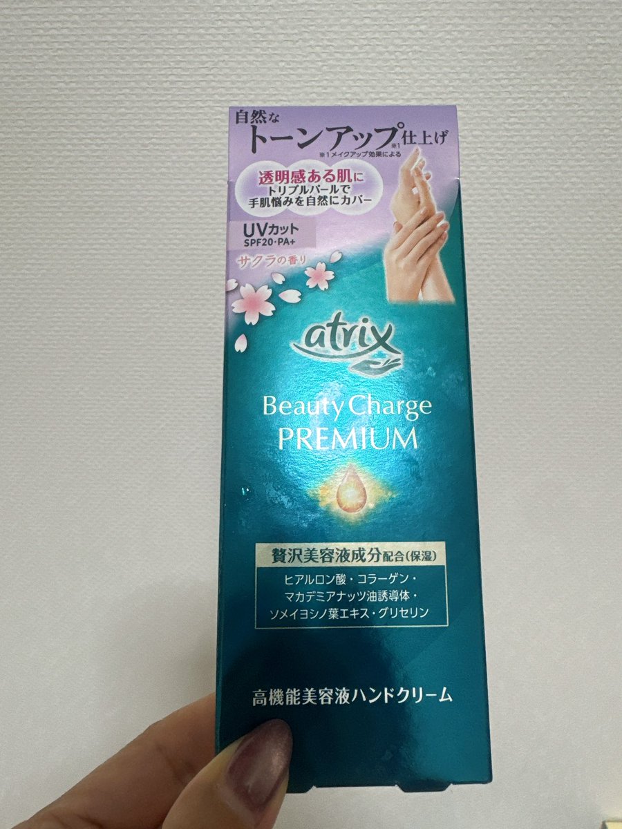 _miyaneee's tweet photo. イナズマで指先焼けして、まだうっすら黒い気がするからトーンアップのハンドクリームの力を借りることにした✊

気休め程度にアネッサのセラムも指に塗ってる◎ https://t.co/3tn8qO6EdH