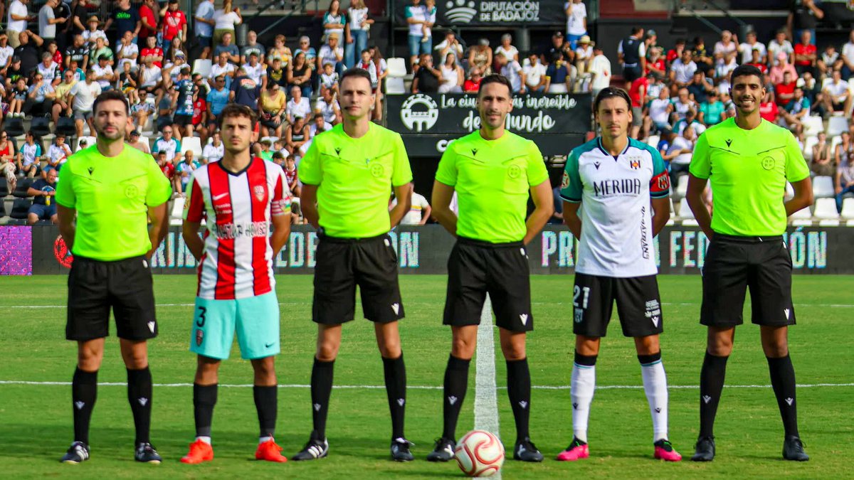 ARBNavalmoral's tweet photo. AD Mérida VS UD Logroñés, 1ª División RFEF
Árbitro: Gonzalo González Páez
Asistente 1: Jabir Bouiri Aittoubazine
Asistente 2: Alejandro Cubas Sánchez
4º Árbitro: Carlos Agraz Díaz https://t.co/VRiCzQ0Lnz