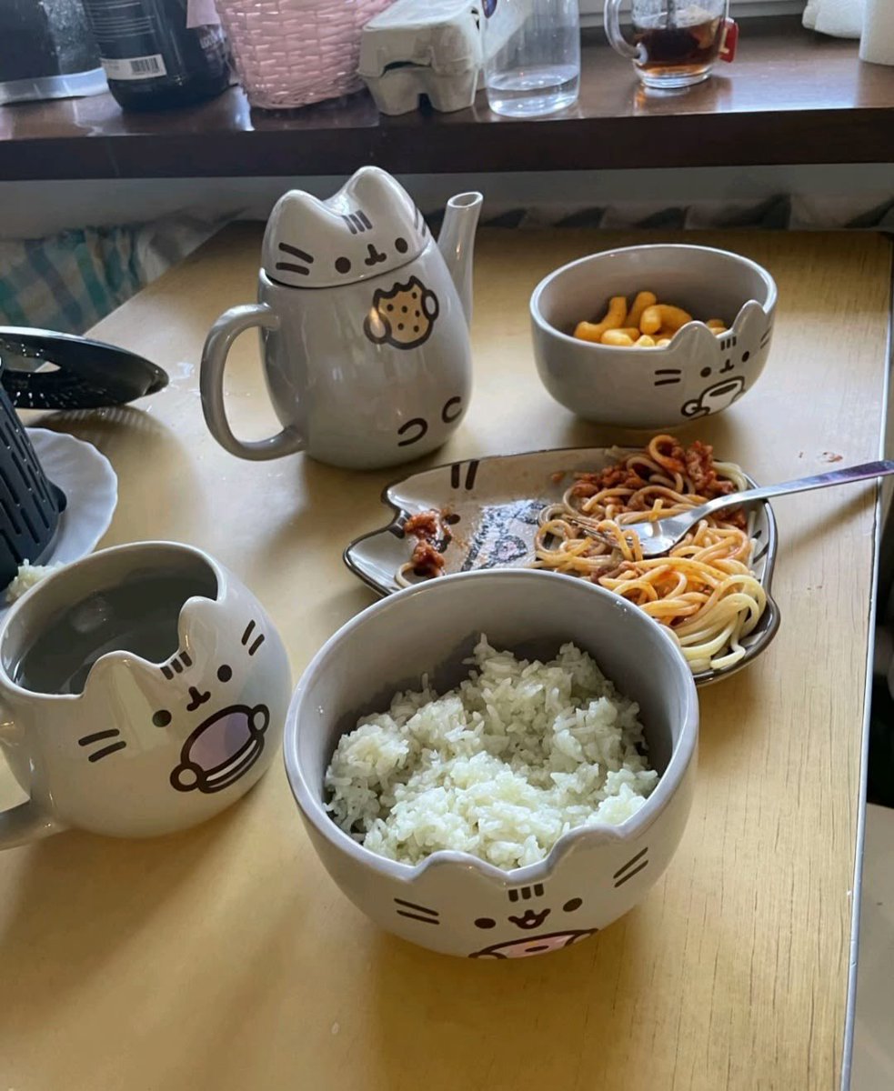 cutecorestar's tweet photo. honey we have guests 
bring out the fine china https://t.co/llqE1n2cAZ