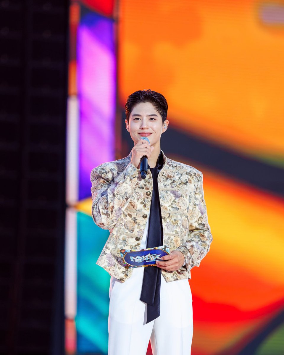 koreanpowerkpop's tweet photo. Nuestro MC favorito Park Bo-Gum parecía un príncipe 🩵✨

#MusicBankInBarcelona
📸 giselajane https://t.co/TI9vFZtI3I
