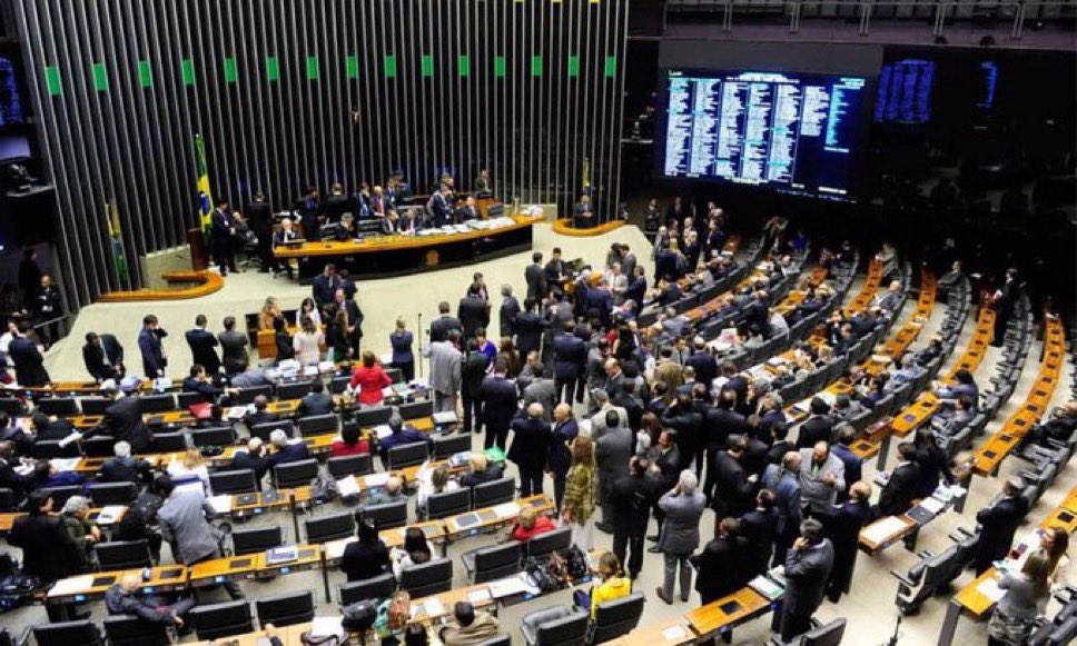 portalbetinfo's tweet photo. 🚨 MP DAS BETS JÁ TEM 41 EMENDAS NO CONGRESSO

A Medida Provisória 1.394/2026, que proibiu as apostas de quota fixa no Brasil, já recebeu 41 emendas de parlamentares. 

Entre as propostas estão medidas para:

�� Preservar as apostas esportivas, mantendo-as permitidas sob determinadas condições;

⚽ Manter contratos de patrocínio já firmados entre empresas de apostas e clubes;

📄 Preservar autorizações já concedidas até o fim do prazo originalmente contratado;

💰 Devolver proporcionalmente valores das outorgas pagas pelas empresas, considerando o período restante das licenças.