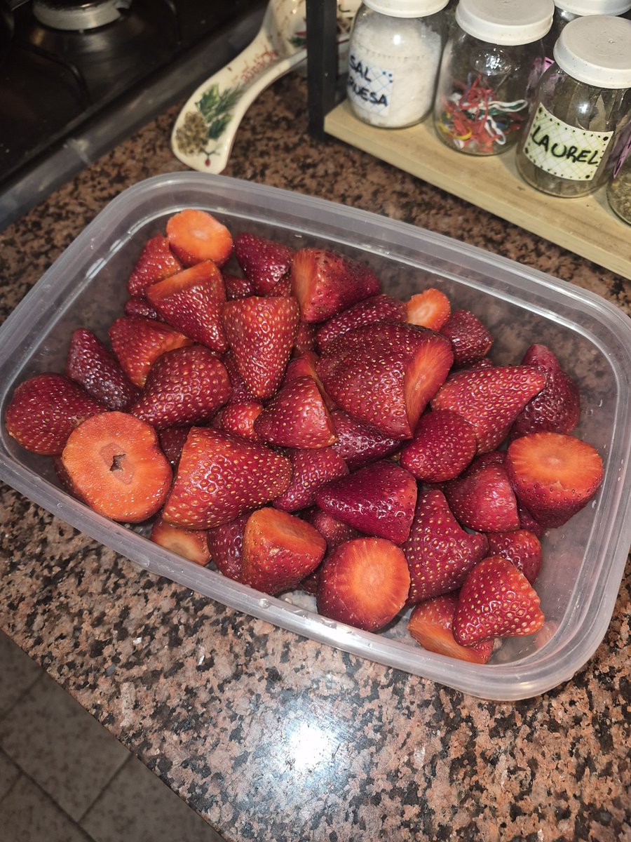 gothamkiyoo's tweet photo. ya lave 2 kilos de frutilla nooooooo chicas no se desvistannnnn https://t.co/QZNkmel2DB