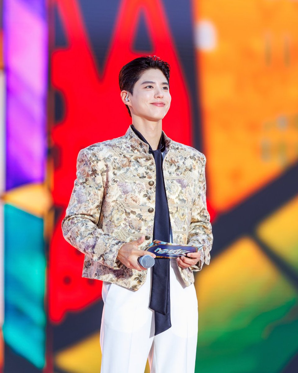koreanpowerkpop's tweet photo. Nuestro MC favorito Park Bo-Gum parecía un príncipe 🩵✨

#MusicBankInBarcelona
📸 giselajane https://t.co/TI9vFZtI3I