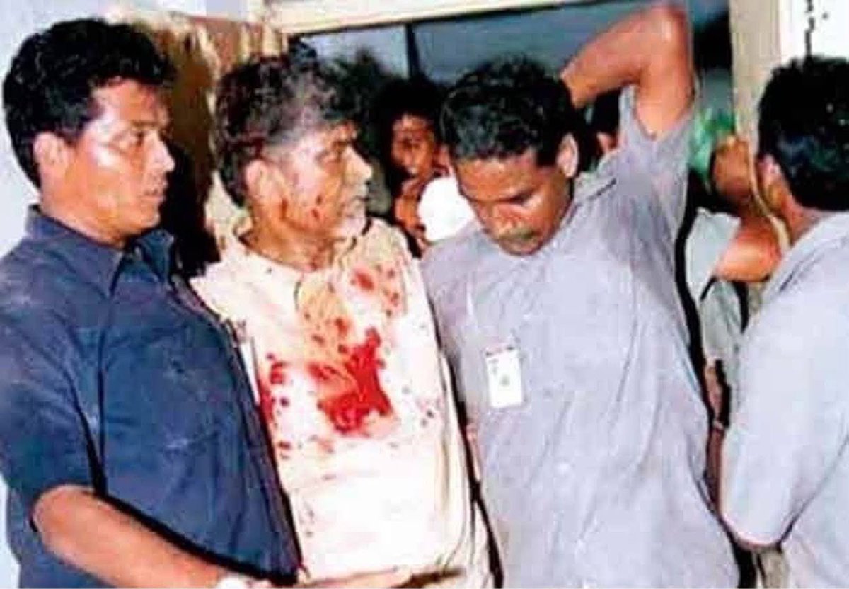 dmuppavarapu's tweet photo. అలిపిరి పేలుడుకి 23 సంవత్సరాలు...

నాడు అలిపిరిలో చంద్రబాబు గారే టార్గెట్ గా మావోయిస్టులు అత్యంత శక్తివంతమైన 17 క్లైమోర్ మైన్ బాంబులు అమర్చారు... ఒక్కో బాంబులో 30 కేజీల పేలుడు పధార్ధాలు...
                        కానీ
17 బాంబులలో పేలింది 9 మాత్రమే.. https://t.co/62pLNrCjXZ