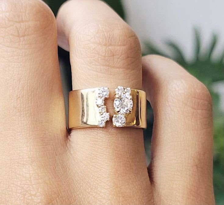 ratherfordazx2's tweet photo. A bold diamond statement ring made to stand out. ✨ https://t.co/0JyXeOeYoY
