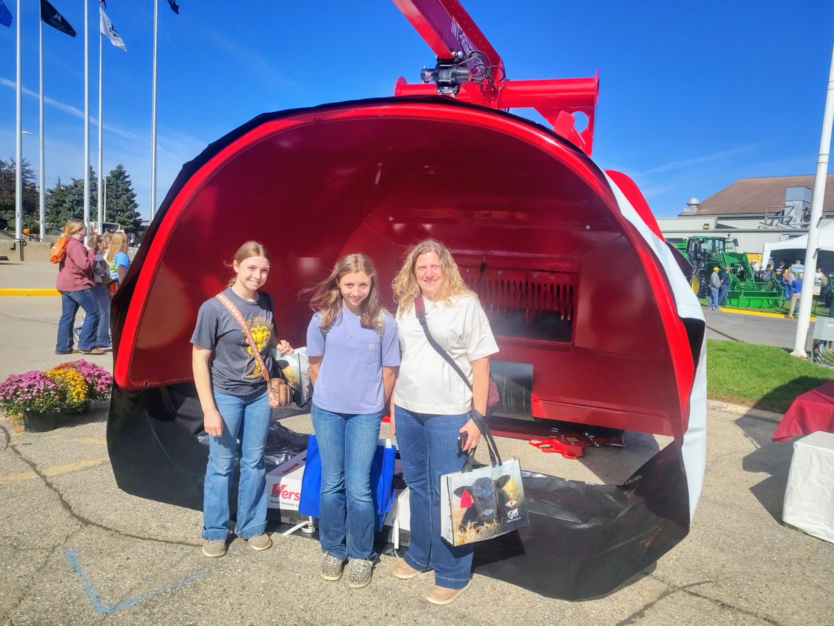 VersaBaggers's tweet photo. Platt Farm, LLC sent their "A" Team to the World Dairy Expo with their 9th and 10th Generation Dairy Farmers visiting Versa Booth 800. Thanks for stopping! https://t.co/t4cv6h5VBU