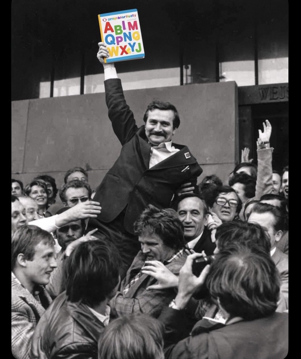 RobertH49119086's tweet photo. Pamiątkowe zdjęcie.
Rok 1954 Lech Wałęsa po czterech latach nauki otrzymuje promocję 
do II klasy szkoły podstawowej.
👏👏👏 https://t.co/qQnkiagTs0