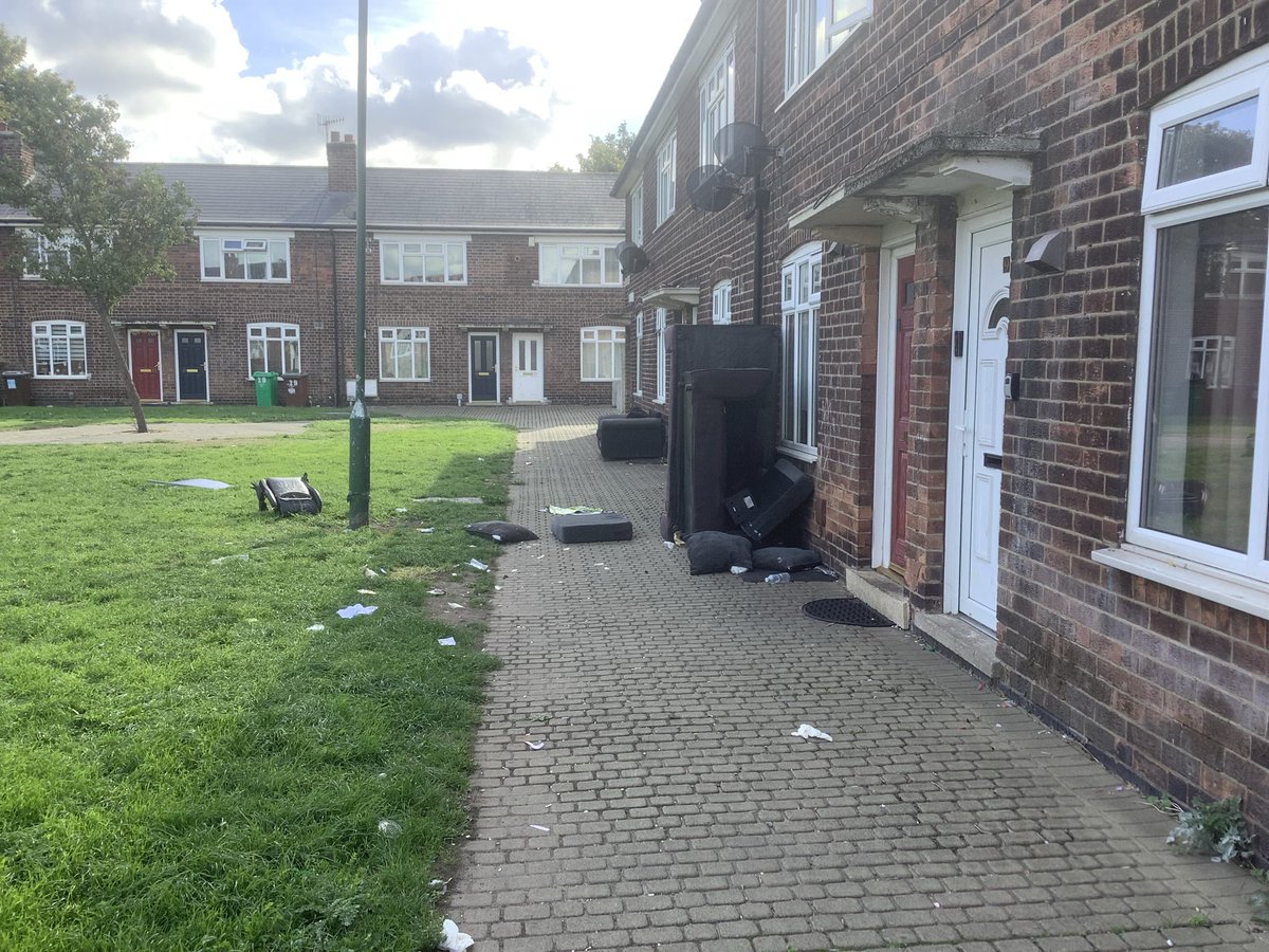 radfordred's tweet photo. The settee ๐๏ธ recycling centre Chesil Cottages Radford #Nottingham #flytipping #BrokenBritain @cleanupbritain @Cleangreennottm @FlytippingWatch @nottm_post @CP_CCM @MyLWE https://t.co/vw0WWnlkev
