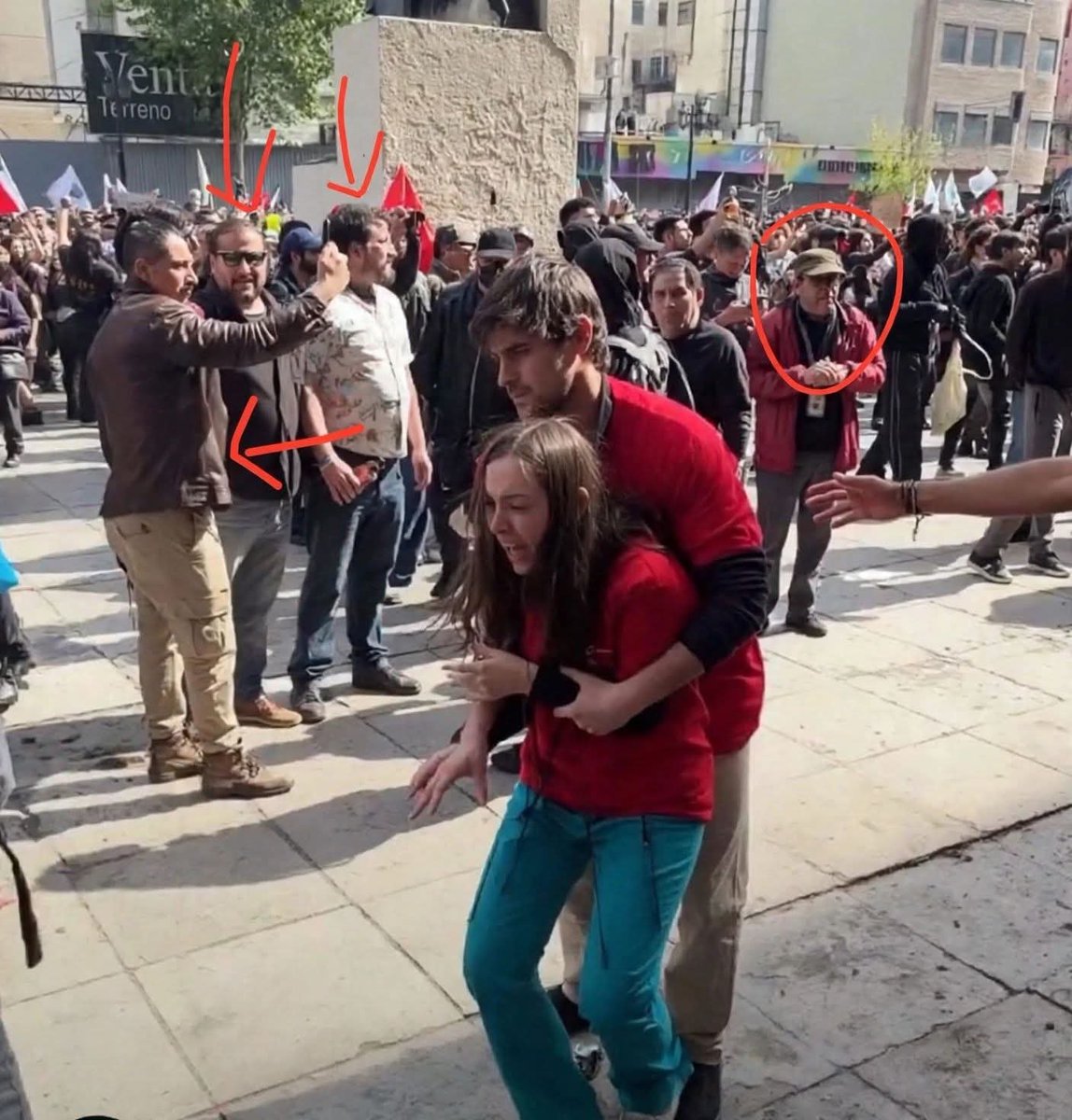 zurditabella261's tweet photo. La imagen lo dice todo: un joven teniendo que poner el cuerpo para proteger a una mujer aterrorizada, rodeados de adultos observando con total pasividad. No nos acostumbremos jamás a la violencia ni a la complacencia de quienes miran sin mover un dedo. COMUNISTAS MISERABLES! https://t.co/5ojnPLn3ef