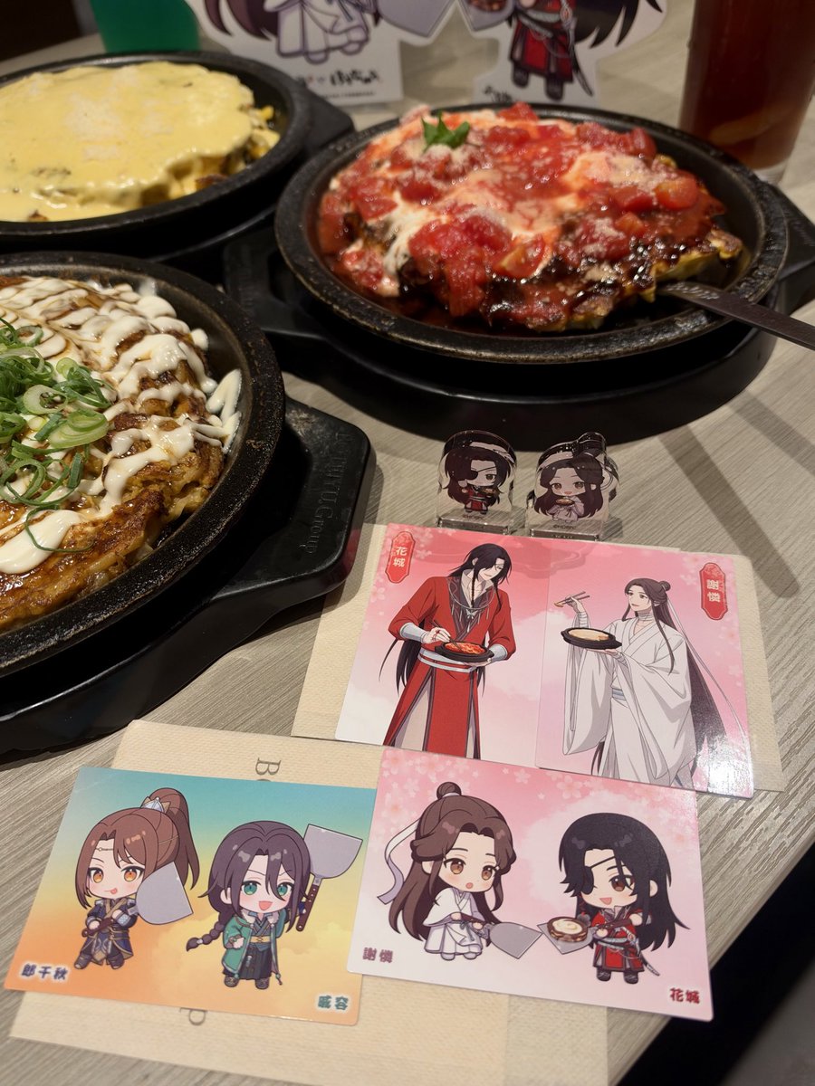 kosariwasu's tweet photo. 3人でシェアして集めた特典カード🦋
殿下のお好み焼きは厚切りベーコン入りのこてっりクリーム味、花城はトマトソースのイタリアン風味、師青玄のはお出汁のきいた和風モダン✨
どれもとても美味しかったです☺️
#天官賜福 https://t.co/kyGrClrWMl